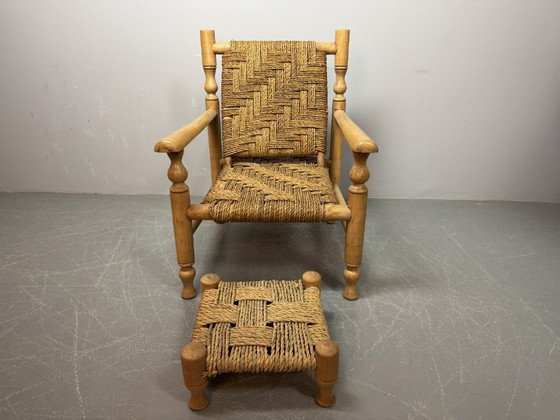 Image 1 of Poltrona in legno di faggio e poggiapiedi abbinato in stile Charlotte Perriand con intreccio in corda di sisal, anni '60.