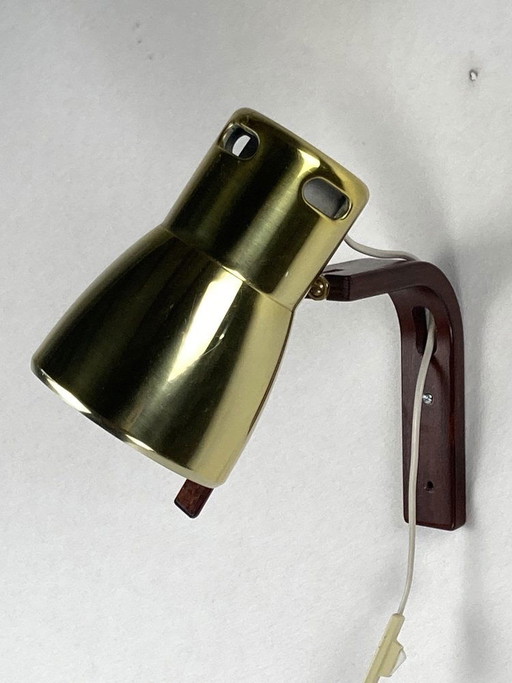 Aplique de pared V488 de teca y latón de Hans Agne Jakobsson, década de 1960