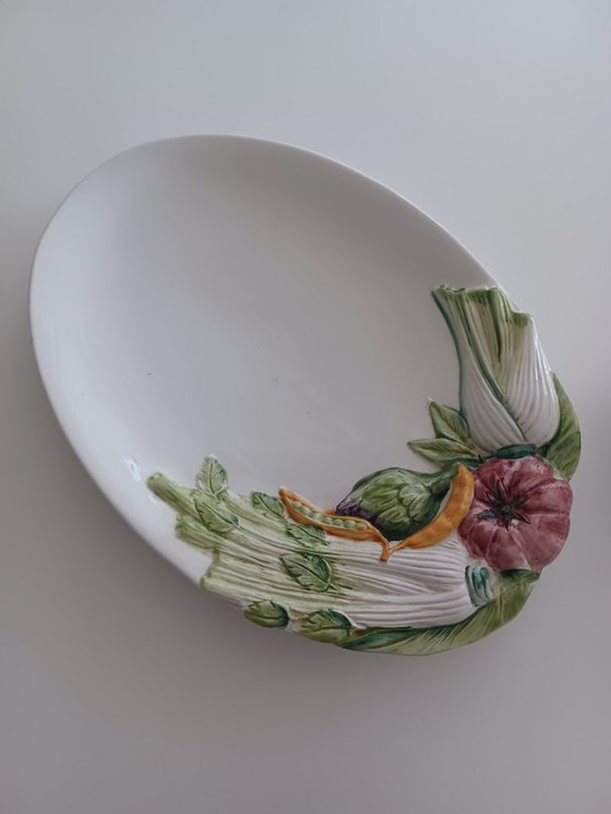 Image 1 of Fuente italiana de mediados de siglo. Barbotina pintada a mano y marcada.