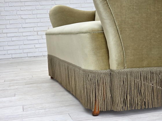 Image 1 of Sofá danés de dos plazas, años 60, terciopelo verde, patas de madera de haya.