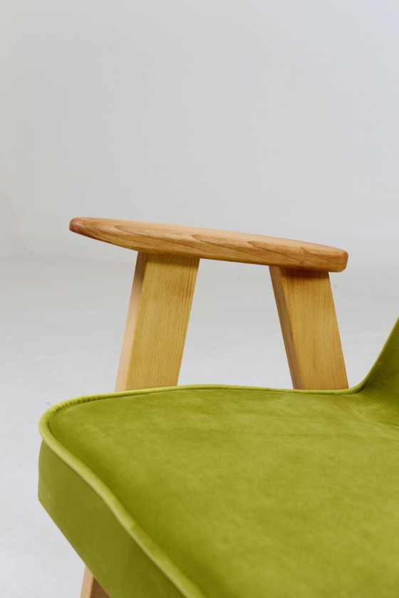 Image 1 of Vintage loungestoel, perengroen fluweel, natuurlijk geolied hout.