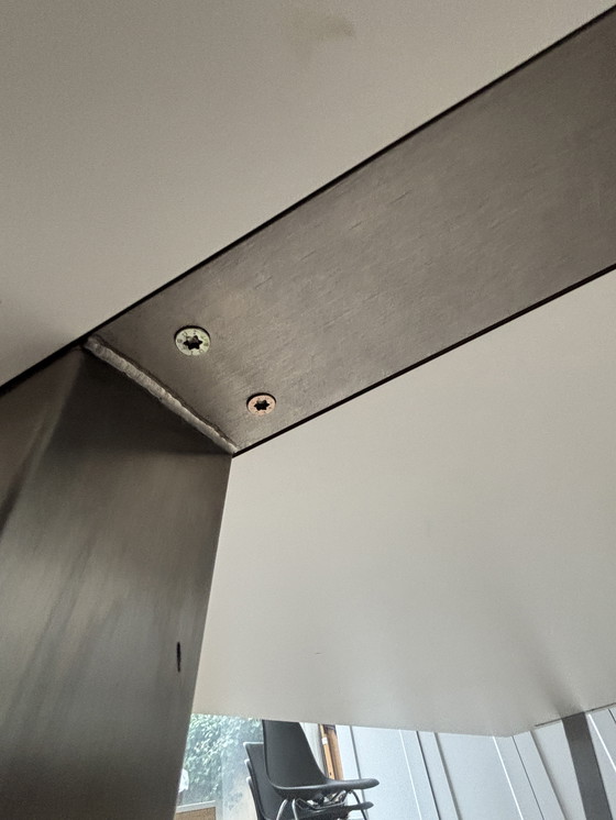 Image 1 of Wunderschöner weißer Esstisch mit Aluminiumbeinen