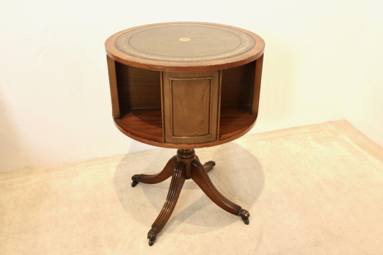 Engelse Regency Stijl Trommel Tafel met Bewerkt Lederen Blad, Bijzettafels, Leer, Messing, Groen (foto 5 van 7)