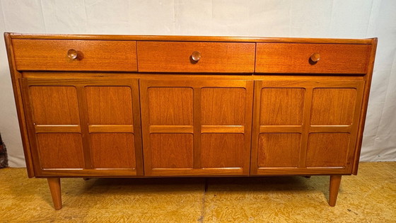 Image 1 of Een zeer gewild teakhouten dressoir in mid-century modern stijl van Nathan, circa 1960-1970.