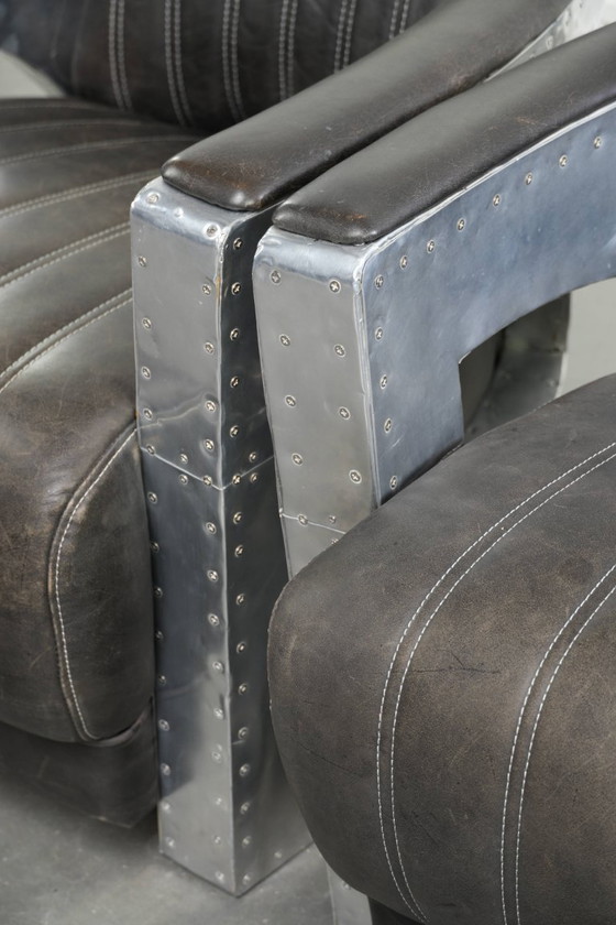 Image 1 of 2x robuste, industrietaugliche Sessel im Aviator-Design aus schwarzem Rindsleder mit Aluminiumverzierungen und Nieten
