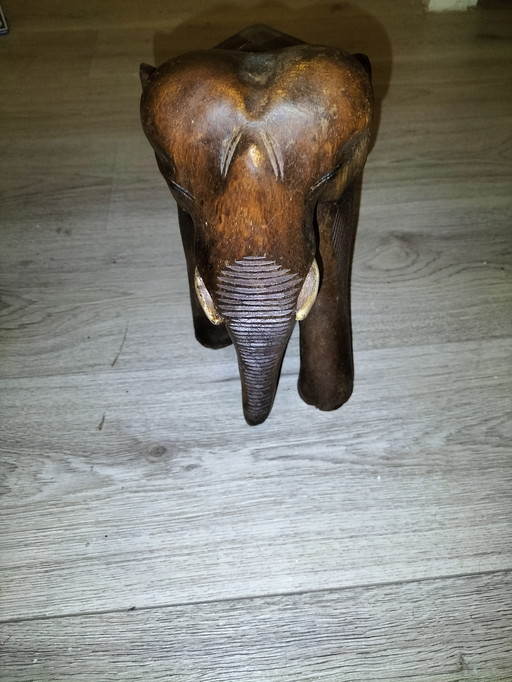 Mignon éléphant en bois