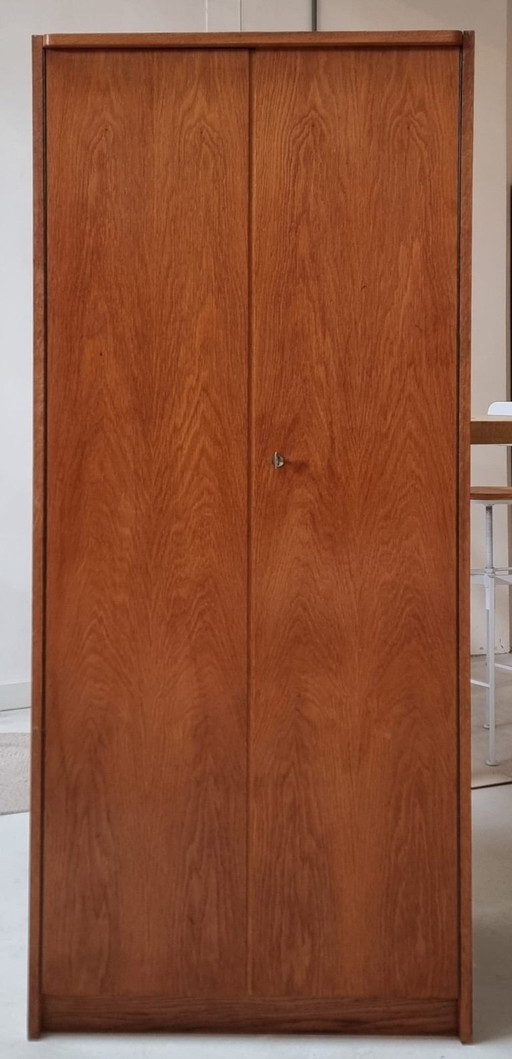Garderobe aus der Mitte des Jahrhunderts