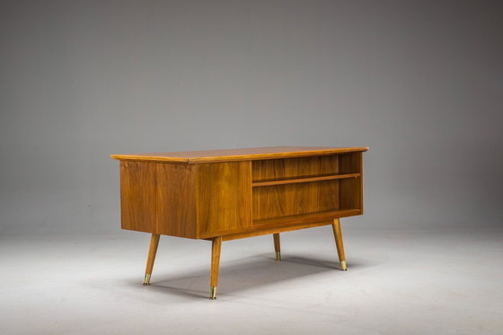 Image 1 of Freistehender Schreibtisch in Nussbaum, 1960er Jahre