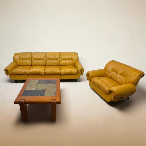 zona salotto di design italiano anni '70, era spaziale, brutalista, giallo ocra. – Sofà, Leather (photo 2 of 13)