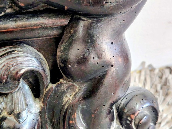 Image 1 of Panneau ancien en bois sculpté représentant un chérubin.