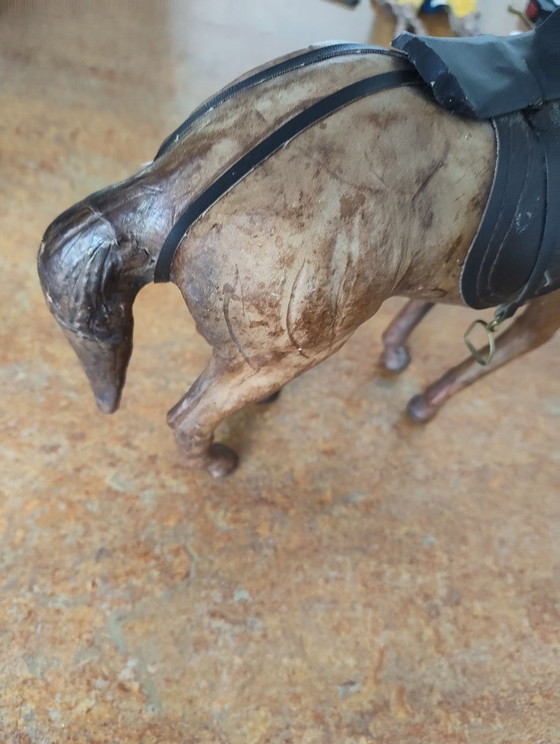 Cavallo in pelle con sella, alto 35cm. – Oggetti decorativi, Metallo (photo 7 of 8)