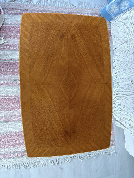 Extendable saloon table