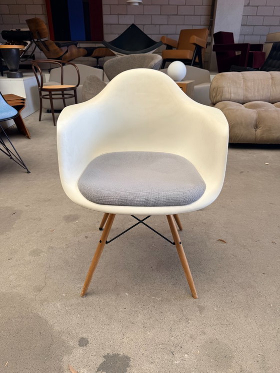 Vitra Eames DAW con cojín incorporado – Sillones, Metal, Plastic (photo 6 of 14)