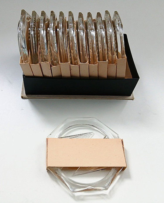 Image 1 of (W016) Komplettes Set aus 12 antiken Kristalluntersetzern – Hergestellt in der Tschechoslowakei – 9 x 9 cm – Neuwertig