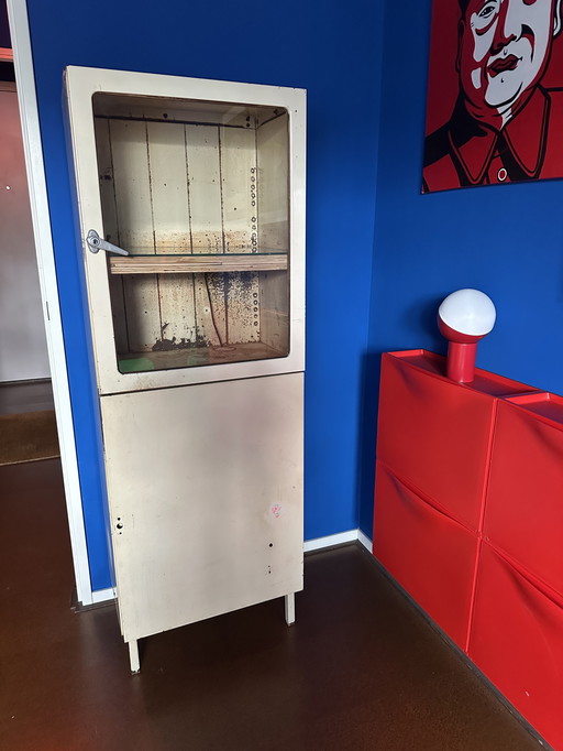 Vintage-Industrie-Apothekenschrank / Vitrine