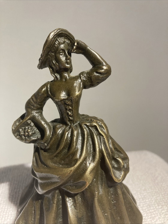 Image 1 of Campanello di servizio in bronzo d'epoca raffigurante una donna aristocratica