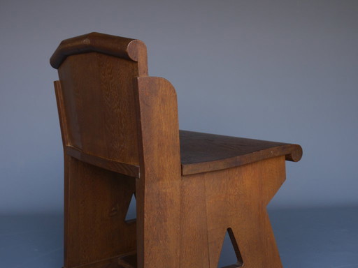 Traditionalistischer Beistellstuhl aus Eiche. 1920s