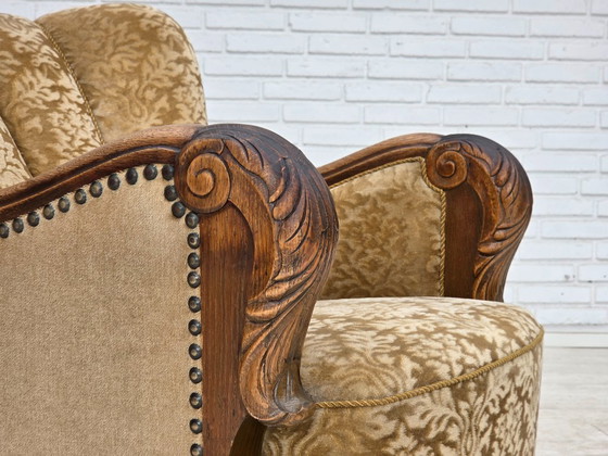 Image 1 of Deense relaxfauteuil uit de jaren 50, bekleed met velours en gesneden eikenhout.
