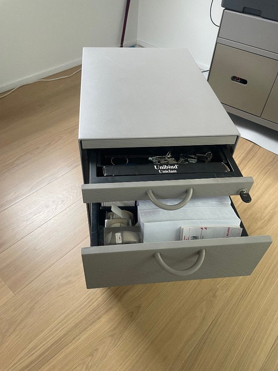 Image 1 of Cassettiera mobile Vitra