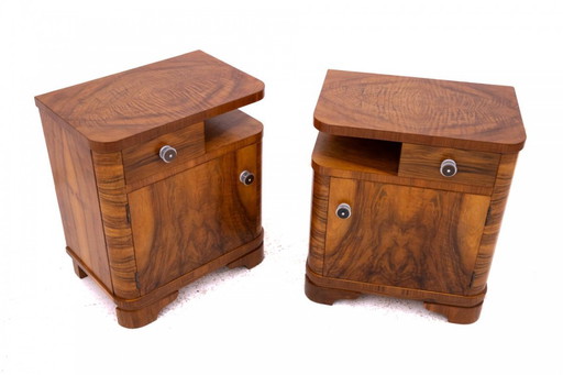 Juego de mesillas de noche de nogal, Polonia, primera mitad del siglo XX.