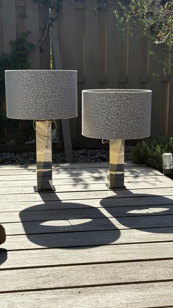 2 x Paul Evans Set di lampade da tavolo in stile grattacielo con specchi cromati e dorati e stampa di pantere grigie