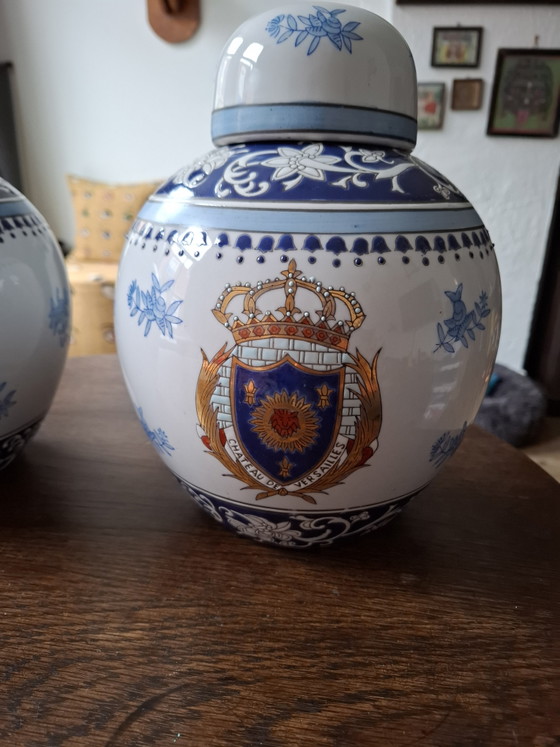 Set de 2 grandes macetas decorativas de porcelana Wong Lee con escudo de Versalles como decoración, pintadas (photo 4 of 15)
