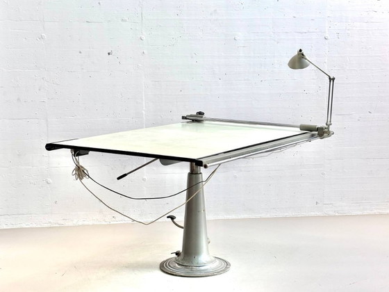 Image 1 of Hydraulischer Höhenverstellbarer Tisch mit integrierter Arbeitsleuchte von Nike Eskilstuna, Schweden, 1950er Jahre
