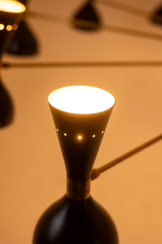 Diabolo kroonluchter met 12 lampen in zwart gelakt metaal. Hedendaags. – Metal, Brass (photo 11 of 11)