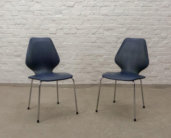 Image 1 of Set van vier minimalistische vintage keukenstoelen, nachtblauw kunstleer met chroomaccenten. België, jaren 60.