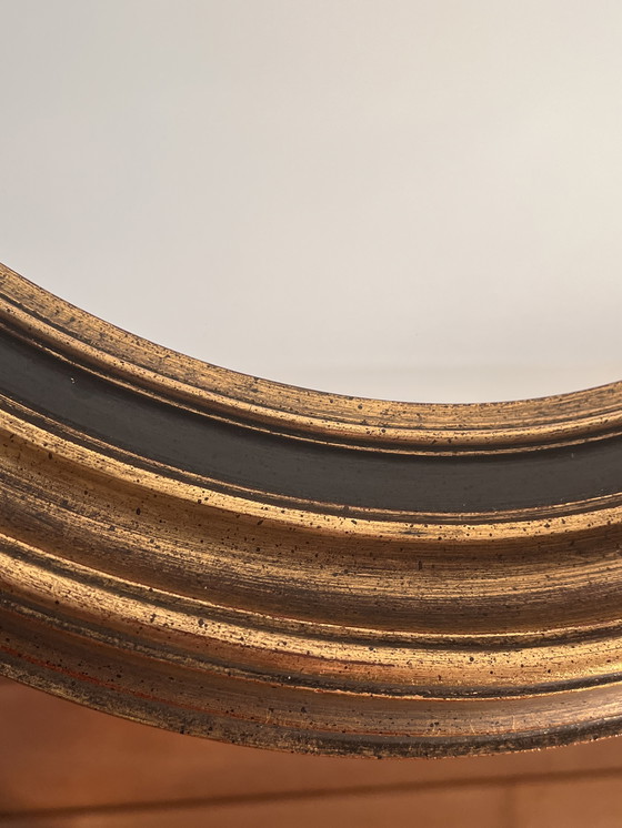 Image 1 of Miroir mural ovale raffiné avec cadre en bois doré