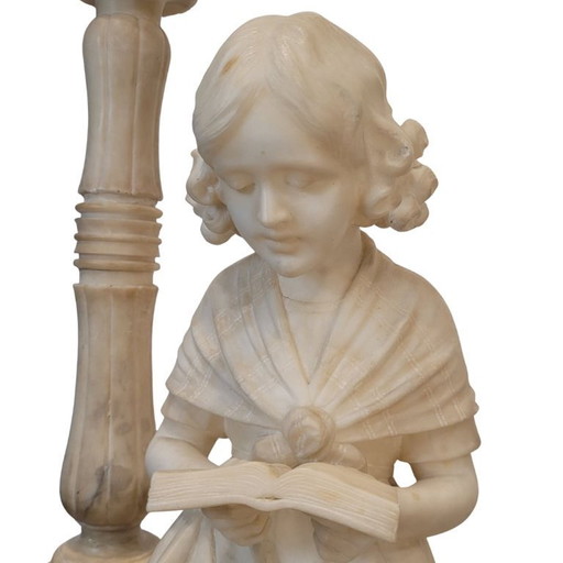 Scultura/lampada da tavolo “ragazza che legge”, alabastro, firmata, Art Nouveau, inizi del XX secolo – Italia