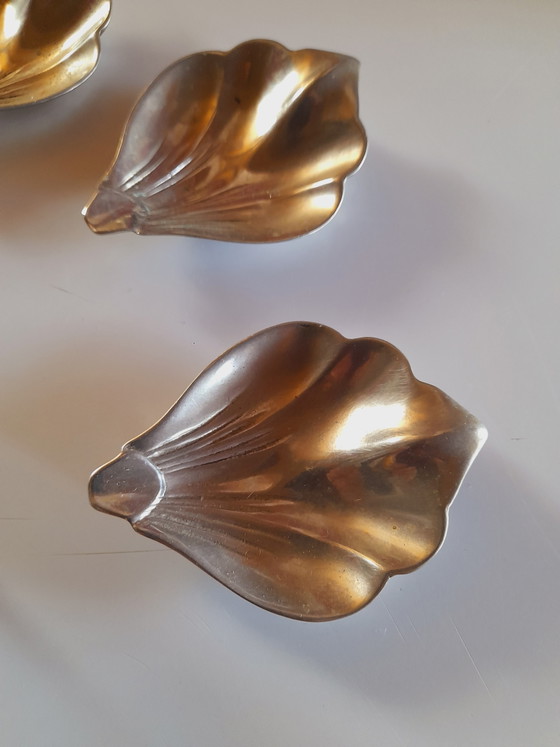 Silver-plated metal flower ashtray, 1970s – Decorative Objects (photo 4 of 7)