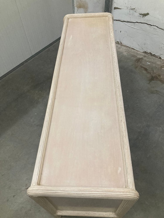 Image 1 of Wit geverfd dressoir van geweven rotan/bamboe, '70