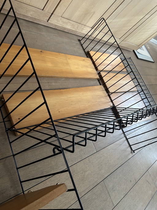 Système mural Nisse String au design vintage avec étagère de lecture !