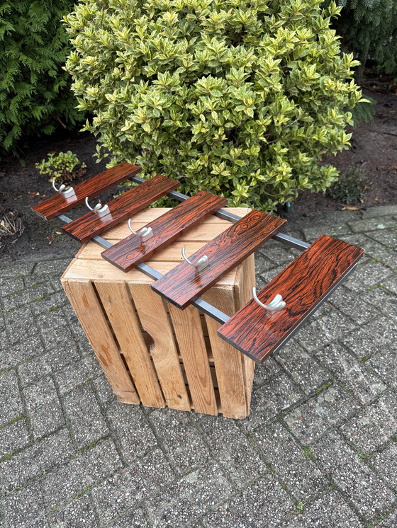 Image 1 of Porte-manteau mural vintage en bois avec crochets en métal