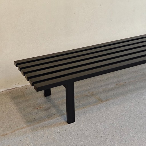 Banc de musée vintage en métal à lattes