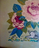 Tapisserie murale vintage brodée à la main, sous verre, avec une grue, des papillons et des fleurs.