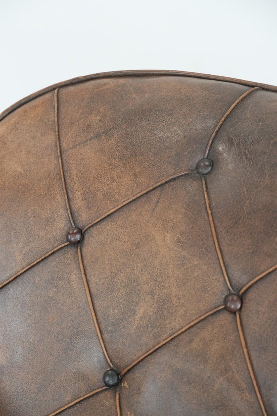 Image 1 of Poltrona antica in pelle di pecora dall'aspetto lussuoso e rifinita in legno