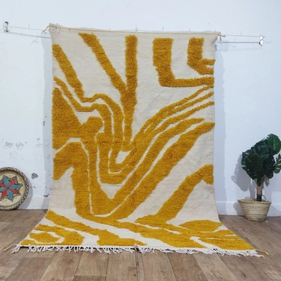 Image 1 of Natürlicher goldener Berberteppich aus Wolle – Boho-Chic, handgewebtes Unikat (255 × 160 cm)
