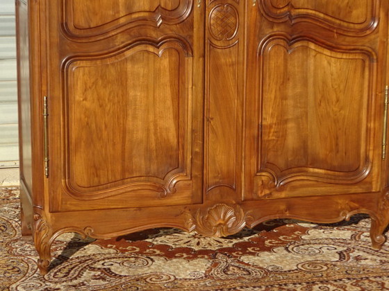 Image 1 of Armadio in noce massello in stile Luigi XV