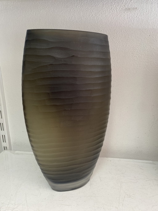 Vaso Decorativo Alto em Vidro Fumado – Design Ondulado – vazen, Glass (photo 2 of 5)