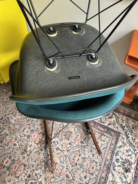 2x Eames Schommelstoel (Herman Miller) – Schommelstoelen, Fiberglass, Metal (photo 2 of 2)