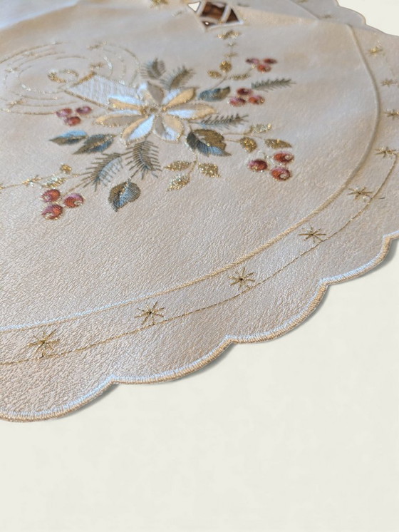 Image 1 of Ovale Vintage Weihnachts-Tischdecke von SANDER – Weiß mit grün/rot/goldenem Dekor