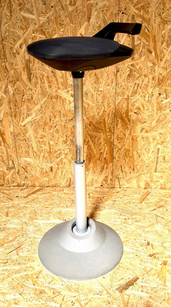 Image 1 of Muvman Steh-Sitz-Arbeitshocker Schwarz/Grau