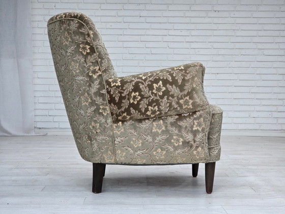 Image 1 of 1960er Jahre, dänischer Sessel, hellgrüner Möbelvelours, Beine aus Teakholz.