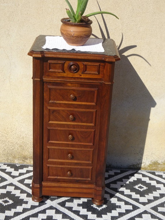 Image 1 of Mesita de noche de nogal estilo Luis Felipe con falsos cajones