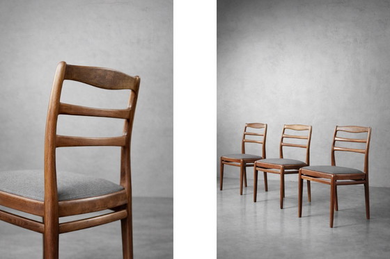 Image 1 of Elegante dänische Mid-Century-Stühle aus Teakholz und grauem Stoff, 1960er Jahre, 4er-Set