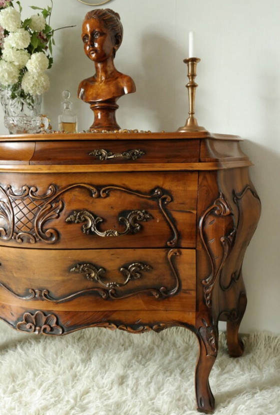 Image 1 of Cómoda sepulcral de nogal estilo Luis XV, siglo XX