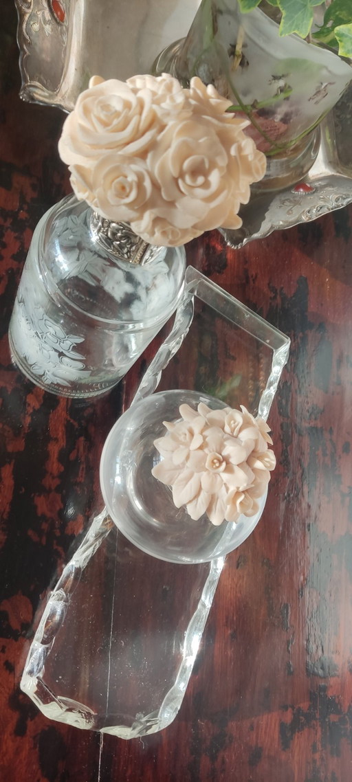 Set 2 Bottiglie da Bagno Vintage - Vetro Inciso e Tappi Floreali - Shabby Chic