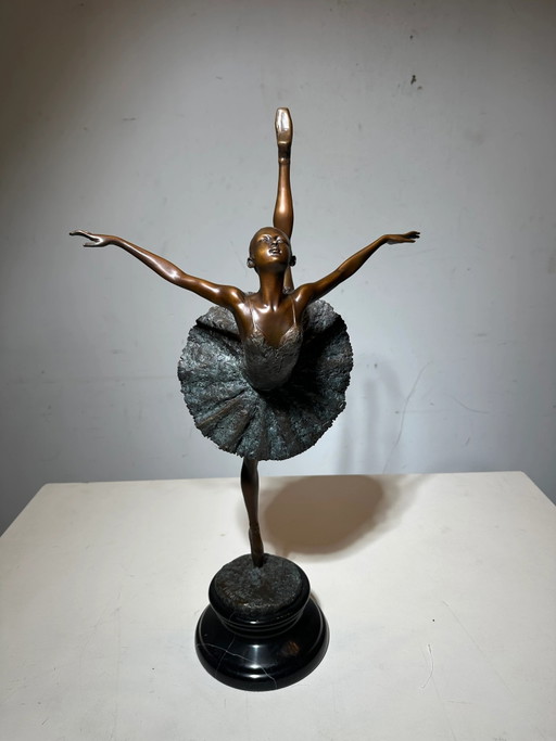 Estatua de bailarina de bronce – beeldhouwkunst